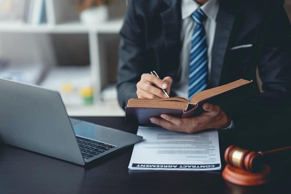 Est-il judicieux de suivre une formation en droit des contrats ?